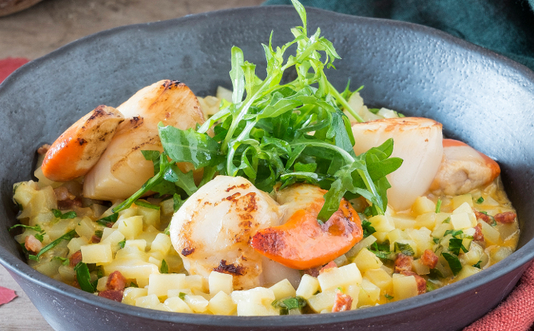Noix de coquilles saint-jacques poêlées et leur risotto de pommes de